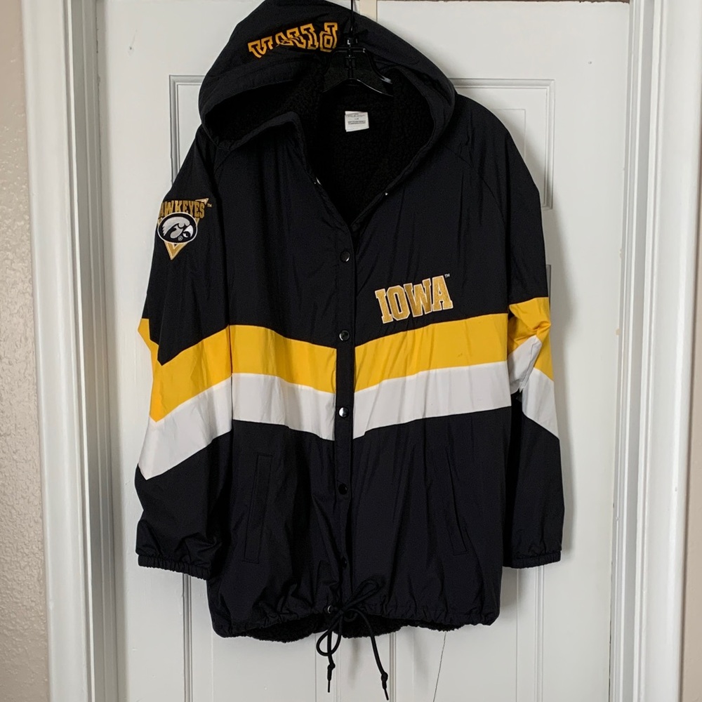 Pink Victoria’s Secret w/ 5th & Ocean Iowa Hawkeyes fleece lined windbreaker
L|G